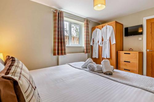 2_bed_holiday_cottage_king_bedroom_house