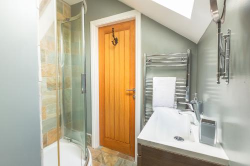 two_bedroom_holiday_cottage_north_yorkshire_bathroom
